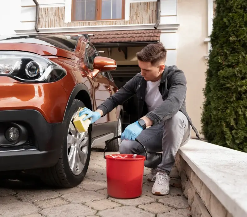 Lavage auto à domicile Lassouts : professionnel intervenant sur un véhicule